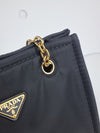 PRADA Re-Nylon gepolsterte Schultertasche mit Kette Tote Bag 119443754 [P]