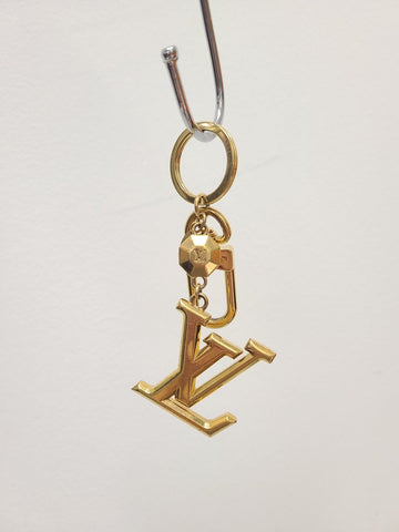 LOUIS VUITTON LV Schlüsselanhänger in Gold mit Fassette 130703586