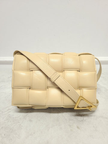 BOTTEGA VENETA Padded Cassette Bag in Intrecciato mit goldener Hardware 130969487