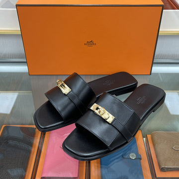 HERMES Julia Kellybuckled Sandalen in Gold Schwarz 232129 132829234