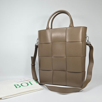 Bottega Veneta Arco Tote Bag 135867147