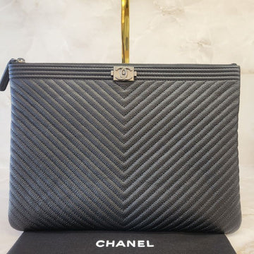 CHANEL Boy Chevron Clutch New Medium 29270402 135915326 [P]