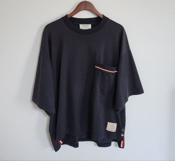 THOM BROWNE ネイビー ポケット オーバーサイズ メンズ 半袖Tシャツ MJS099A 136024216