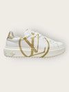LOUIS VUITTON Weißgold Circle-Logo Timeout Sneakers 136183973 [P]