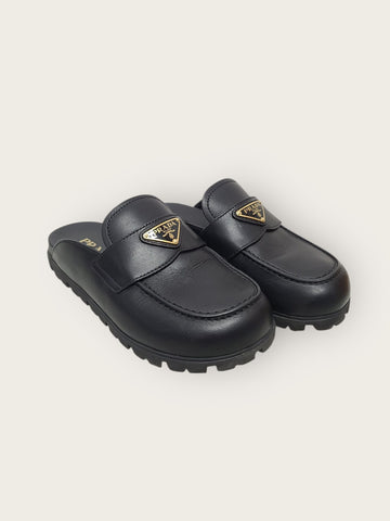 PRADA ブラックゴールドトライアングルロゴレザーミュール 36 138751044