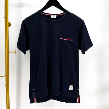 THOM BROWNE Kurzarm T-Shirt mit Tasche Navy (MJS010A) 138993417
