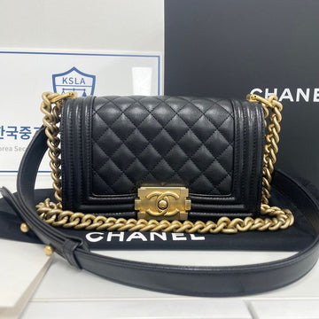 CHANEL Kaviar Boy Bag Klein 139716897