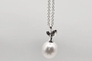 TIFFANY & CO オリーブリーフパールペンダントネックレス (シルバー / 8mm淡水パール) 141075097