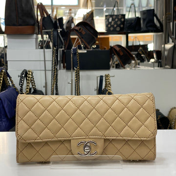 CHANEL Klassische Baguette-Tasche aus Lammsleder Beige mit Silberdetails 14 141769209