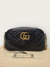 GUCCI Schwarze GG Marmont Matelassé Kleine Kameratasche 143171707 [P]