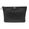 CHANEL A84406 ブラックラムスキンシェブロンゴールドボイニューミディアムクラッチバッグ (27番台) 143600155 [P]