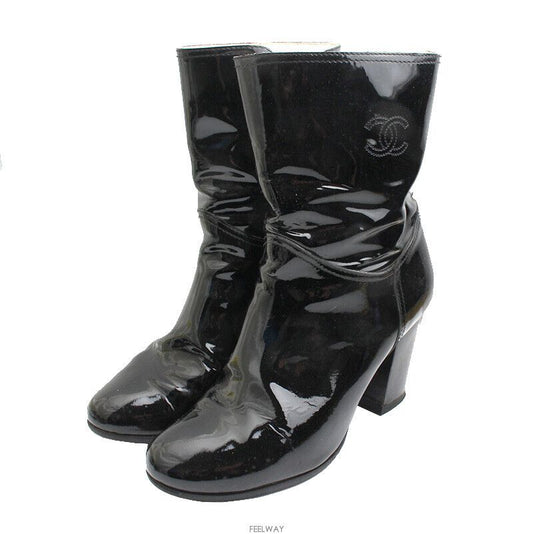 CHANEL Schwarze Lack-Mittelstiefel 37C 72542540