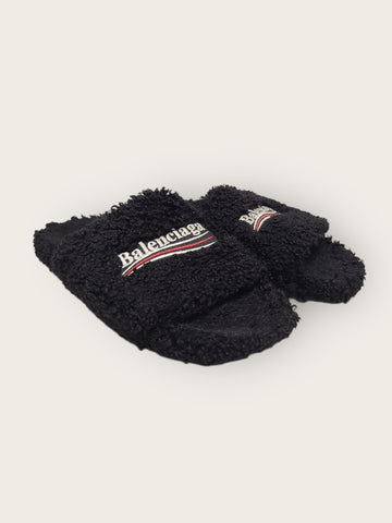 BALENCIAGA Schwarze flauschige Wave-Logo Shearling Slide Sandalen 41 145240255
