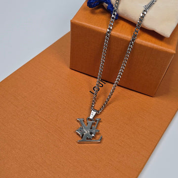 LOUIS VUITTON Monogram Low Pendant 147201756