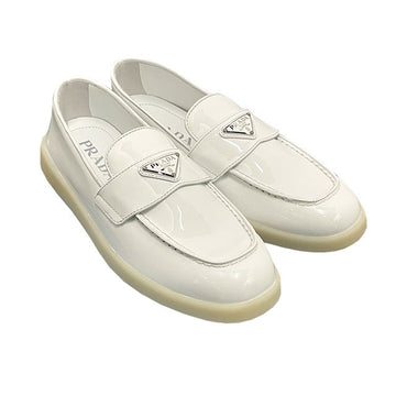 PRADA Dreieck-Logo-Leder-Lufferschuh in Lackleder Weiß (1D222N 069 F0009) 123472007