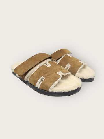HERMES Goldbraune Shearling Slippers aus Wildleder Ziegenleder 148490492