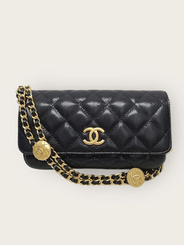 CHANEL Schwarzes Kaviar Goldmünzen Ketten Schulter-Crossbody Bag mit integriertem Chip 149388233