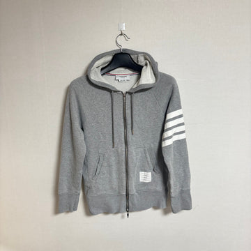 THOM BROWNE （3）斜めバンドフードジップアップ グレー メンズ 150529423