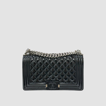 CHANEL Saison Boy Medium Lack Schwarz 20er 150541862