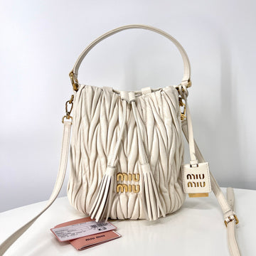 MIU MIU マテラッセ ナッパ バケットバッグ アイボリー (5BE084) 150634368