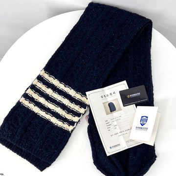 THOM BROWNE 斜めストラップフーディマフラー ネイビー 150644007
