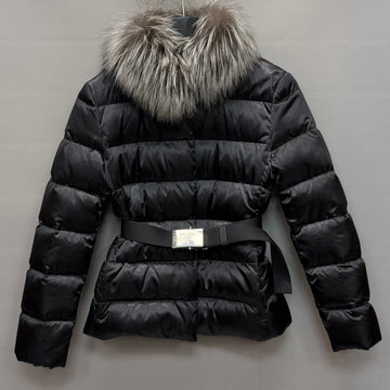 PRADA Kurze Daunenjacke mit Logo und Fuchs-Fellbesatz (33 44) 151059003