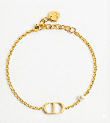 DIOR Petit CD Armband mit goldfarbener Metallkette und weißen Resinperlen B1310PTCRS_D301 126805126