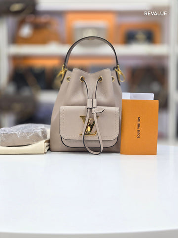 LOUIS VUITTON ロックミー バケット トート ショルダーバッグ 内蔵チップ m57688 152243632