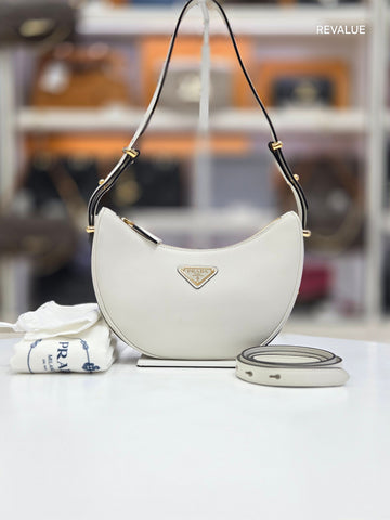 PRADA Runde kleine Schultertasche mit Dreieck-Logo 1BC194 152244914