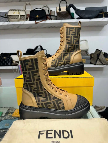 FENDI 37 レディース ドミノ ベージュ レザー バイカーブーツ 152430166