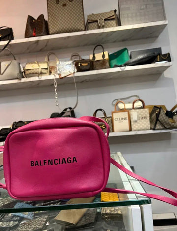 BALENCIAGA XSカメラクロスバッグ 152446175