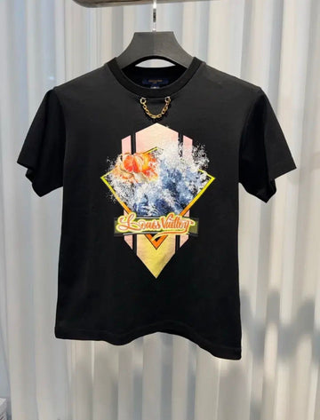 LOUIS VUITTON (M) ブラック ゴールド チェーン プリント 半袖 Tシャツ 152448955