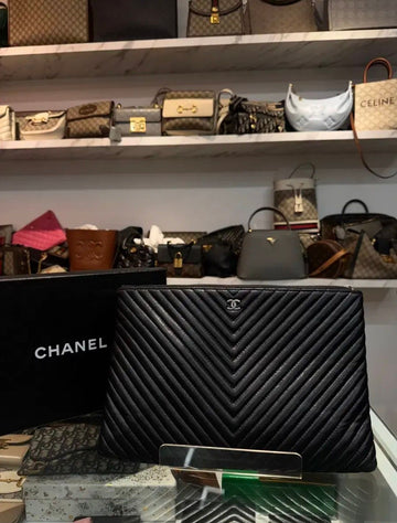 CHANEL Gepunktete Chevron-Clutch aus Lammleder 152451025