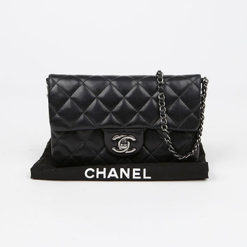 CHANEL CCロゴフラップショルダークロスバッグ 152198211