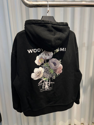 WOOYOUNGMI (52) フラワーバッグロゴフーディ ブラック 152926154