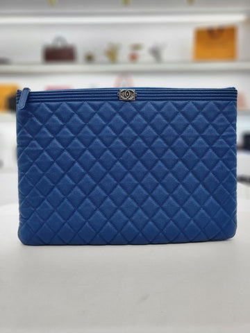 CHANEL ボーイ ラージ クラッチバッグ ブルー 24番代 a84407 153154789
