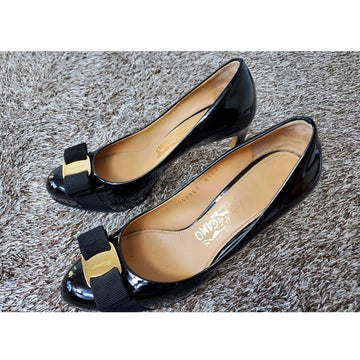 SALVATORE FERRAGAMO ピンパ ゴールドリボン パンプス ブラック 5.5 153184851
