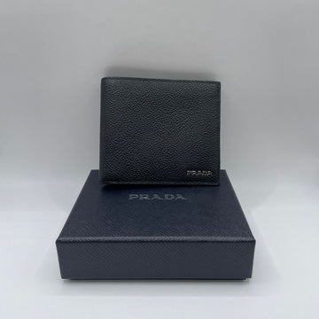 PRADA メタルロゴ二つ折り財布 ブラック 153465730