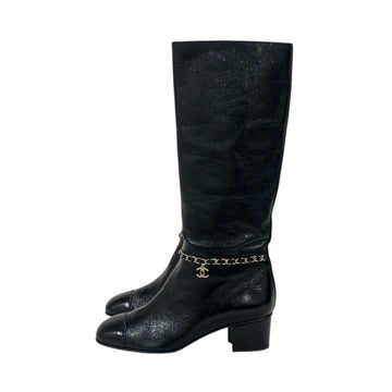 CHANEL Lange Stiefel aus Leder mit CC-Logo und Kettenverzierung G35006 153623324