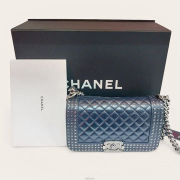 CHANEL ヴィンテージグレインカーフスキンカーフスタッズミディアムボーイバッグショルダーバッグ19番台 153692877