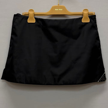 PRADA Nylon Miniröcke mit Dreieck-Logo und seitlichem Saum (30) 153747536