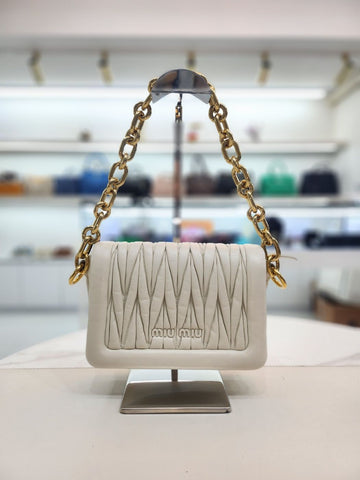 MIU MIU ナパレザーショルダーバッグ 5BD217 153747645