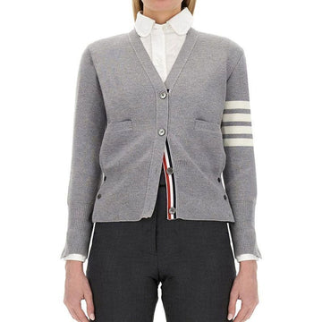 THOM BROWNE V-Neck Cardigan mit 4-Bar-Milano-Stitch aus Wolle in Hellgrau FKC207A 00014 055 153738623 [P]