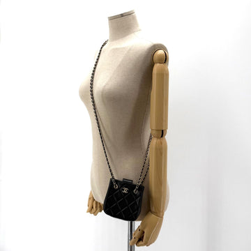 CHANEL Mini-Crossbody aus Lammleder mit goldenen Ketten 154526546