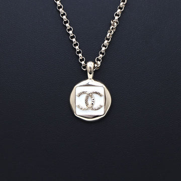 CHANEL 女性用金メッキホワイトCCロゴネックレス 154684532
