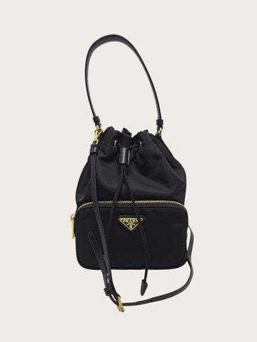 PRADA ブラック リナイロン ポコノ トライアングルロゴ バケットバッグ 142604049