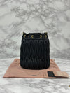 MIU MIU Matelassé Bucket Bag Schwarz 155272237 [P]