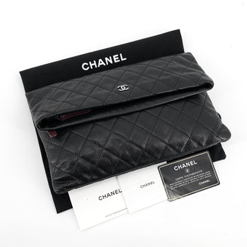 CHANEL キャビアシルバーロゴフォールディングクラッチ 155374146