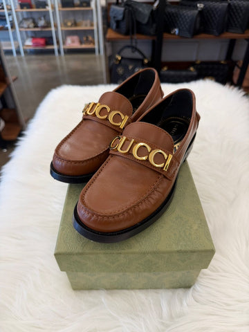 GUCCI メタルロゴ レディース ローファー ブラウン (700036) 155384340
