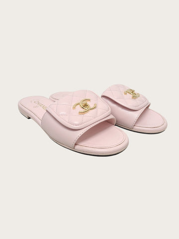 CHANEL ピンクラムスキンゴールドトーンターンロックキルティングミュールスリッパ 155386347